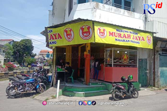Rumah Makan Padang Murah Jaya di Jalan Wotgandul Barat, pemiliknya warga Semarang. (PUTRI SELLA/JAWA POS RADAR SEMARANG)