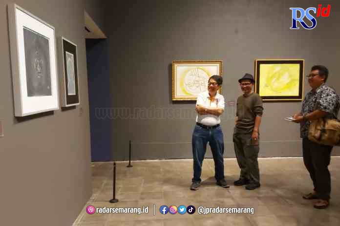 PAMERAN TUNGGAL : Pemilik Museum OHD dr Oei Hong Djien dan kurator Suwarno Wisetrotomo melihat lukisan Gus Mus yang dipamerkan di Museum OHD, Jumat (10/3). (Puput Puspitasari /Jawa Pos RADAR MAGELANG)