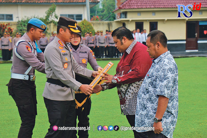 Kapolresta Magelang berikan penghargaan kepada pengendara mobil yang berani menggagalkan percobaan aksi kejahatan di jalanan Kamis (9/3). (Istimewa)