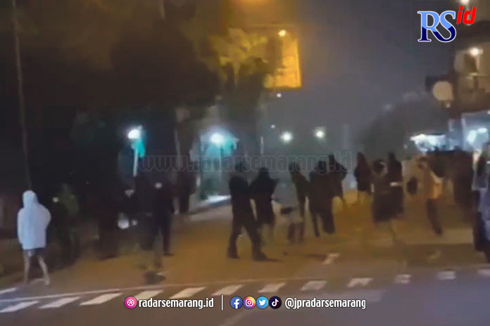 Tangkapan layar dari aksi perang sarung yang hampir berakhir dengan tawuran, Kamis (23/3) dini hari. (Istimewa)