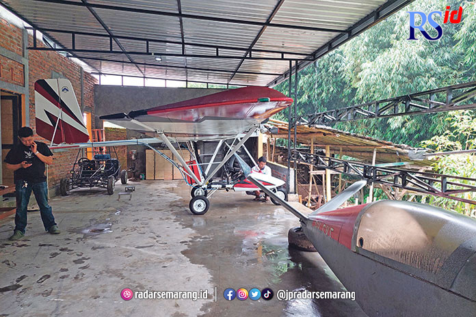 Pesawat Aerotex X1 di bengkel pembuatan di Dusun Rejosari RT 3 RW 3, Desa Selopampang, Kecamatan Selopampang, Kabupaten Temanggung, Kamis (23/3). (ADDIN ALFATH/ JAWA POS RADAR SEMARANG)