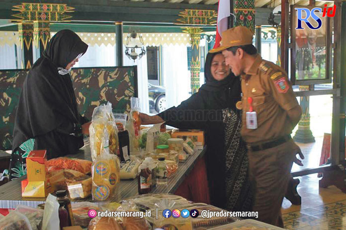 Bupati Wonosobo Afif Nurhidayat meninjau stan sejumlah produk halal yang dihasilkan pelaku usaha dari KPMW.  (Istimewa)
