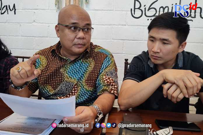 Kuasa hukum tergugat kasus gugatan RUPS Luar Biasa PT Sinar Dunia Zainal Arifin (kanan) dan Direktur PT Sinar Dunia, Andana Ali memberikan keterangan pers, Selasa (7/3). (IDA FADILAH/JAWA POS RADAR SEMARANG)