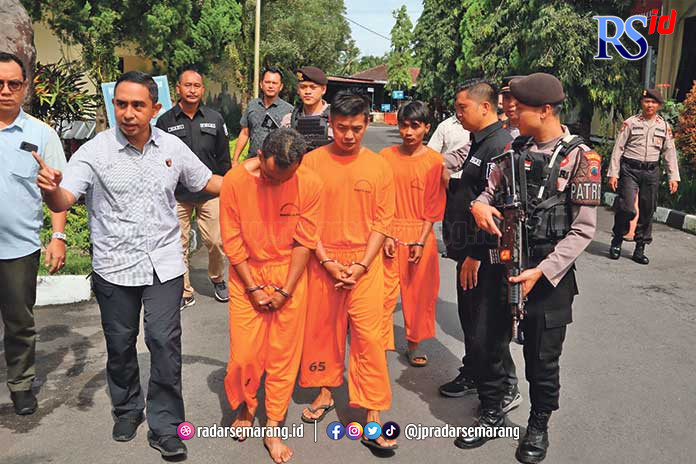 Tiga tersangka pengedar bahan petasan digelandang petugas Polresta Magelang, Selasa (28/3). (Istimewa)