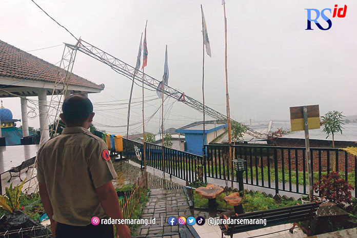 Kondisi tower komunikasi di Dusun Dukuhseman Desa Wonosari, Kecamatan Bulu setelah diterjang angin ribut disertai hujan deras. (Istimewa)