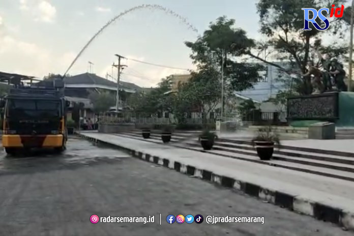 Mobil water cannon Polres Temanggung saat menyemprotkan air untuk menghilangkan abu vulkanik Merapi di Jalan Secang-Temanggung. (ADDIN ALFATH/ JAWA POS RADAR SEMARANG)