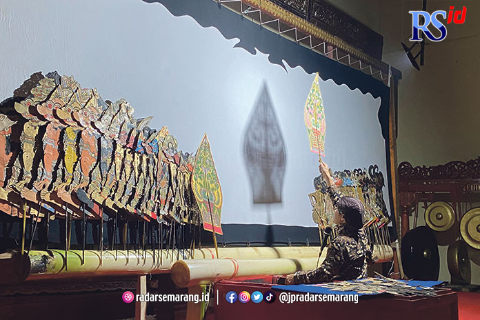 Seorang dalang mementaskan wayang othok obrol di Balai Desa Selokromo Jumat (17/3) lalu. (Istimewa)