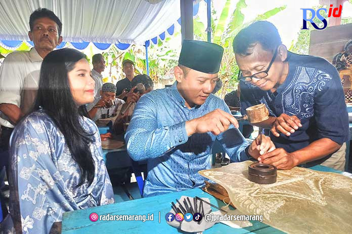 MENJAGA TRADISI: Ketua Umum Partai Demokrat Agus Harimurti Yudhoyono (AHY) bersama sang istri, Anissa Pohan, mencoba membuat wayang kulit di Dusun Butuh, Desa Sidowarno, Kecamatan Wonosari, Kabupaten Klaten., Kamis (6/4). (mha@radarsemarang.id)