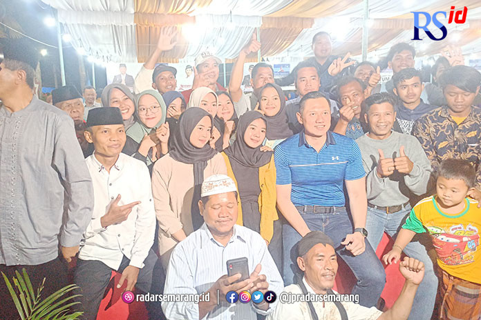 ANTUSIAS: Ketua Umum Partai Demokrat Agus Harimurti Yudhoyono (AHY) saat bertemu kalangan milenial hingga orang dewasa di Rumah Makan Djos Gandos di Desa Jirapan, Kecamatan Masaran, Kabupaten Sragen, Selasa (4/4) malam. (M HARIYANTO/RADARSEMARANG.ID)