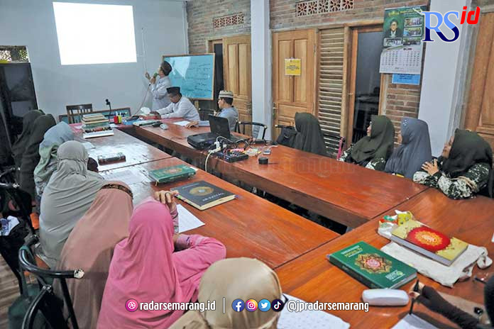 Sejumlah santri lansia di  Pesantren Kasepuhan Raden Rahmat, Banyubiru saat mengikuti kajian selama Ramadan.(NUR FAIK/JAWA POS RADAR SEMARANG)