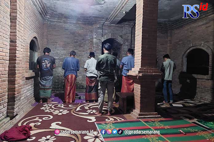 Para santri di Ponpes Mamba&rsquo;ul Khasanah saat menjalankan salat berjamaah. (ADDIN ALFATH/ JAWA POS RADAR SEMARANG)