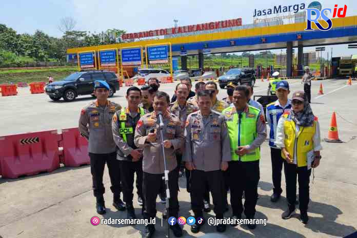 Irjen Pol. Ahmad Lutfi beserta jajaran saat mengecek arus mudik di Gerbang Tol Kalikangkung, Semarang, Sabtu (15/4). ( IDA FADILAH/JAWA POS RADAR SEMARANG)