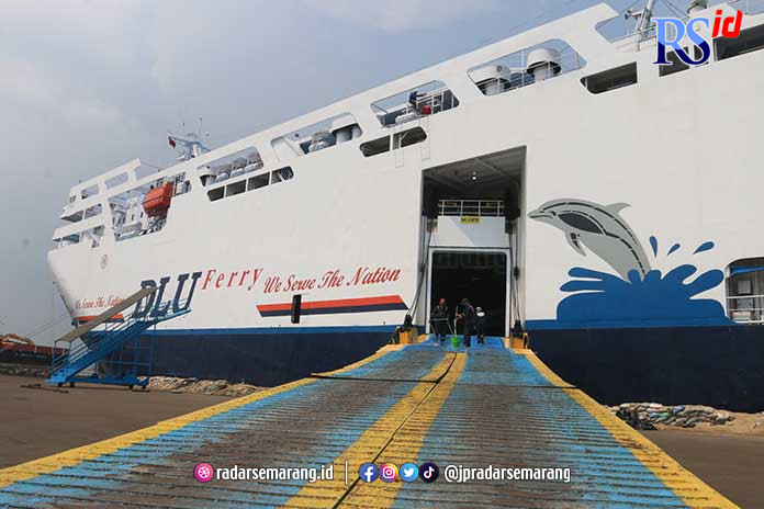 Sejumlah pekerja tengah membersihkan kapal yang akan mengangkut pemudik di Pelabuhan Tanjung Emas Semarang. (Dokumentasi NUR CHAMIM/JAWA POS RADAR SEMARANG)