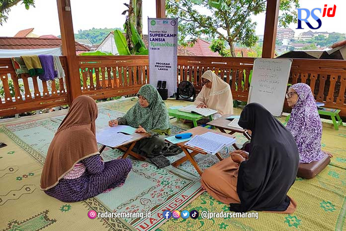Para lansia yang bermukim di pondok kayu Ponpes Lansia Roodhiyatam Mardhiyyah. (KHAFIFAH ARINI PUTRI/JAWA POS RADAR SEMARANG)