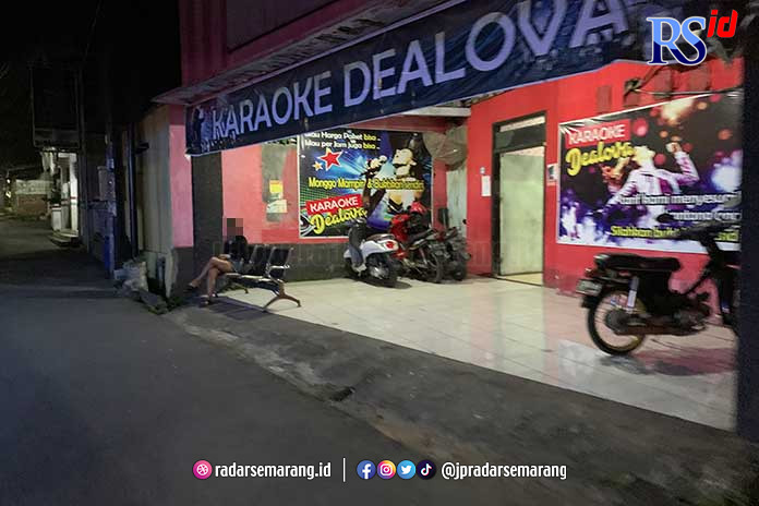 Suasana eks lokalisasi GBL menjelang Lebaran tampak sepi. Beberapa Wanita pemandu karaoke yang duduk di depan tempat karaoke. (DEVI KHOFIFATUR RIZQI/ JAWA POS RADAR SEMARANG)