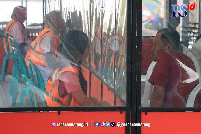 Potret warga binaan menemui keluarga, sudah diperbolehkan menerima kunjungan tatap muka. (NUR CHAMIM/JAWA POS RADAR SEMARANG)