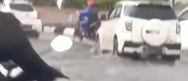 Genangan air di tikungan bawah tol Kaligawe, imbas hujan deras sejak subuh, Sabtu (30/4/23). Tetap hati-hati bagi pengendara yang akan melintas arah Terboyo. (Ist)