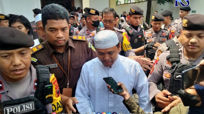 PASRAH: Gus Nur (pakai peci) dan Bambang Tri usai menjalani sidang vonis, kemarin. Keduanya dijatuhi hukuman 6 tahun penjara dalam kasus yang menjerat mereka. (ANTONIUS CHRISTIAN/RADAR SOLO)