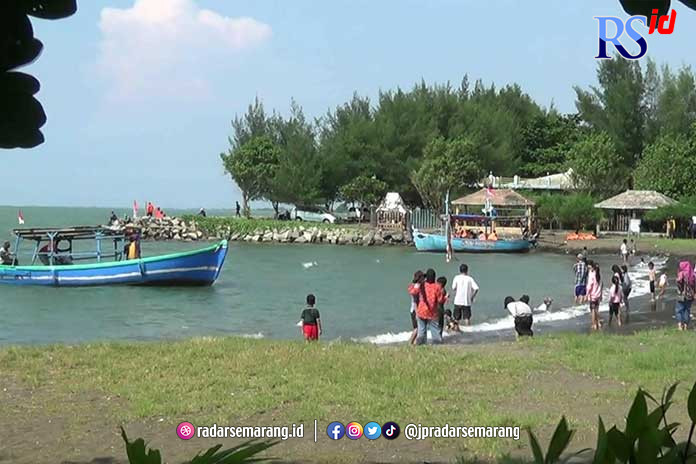 Pengunjung di kawasan Pantai Sendang Sikucing saat menikmati suasana liburan Lebaran. (DEVI KHOFIFATUR RIZQI/ JAWA POS RADAR SEMARANG)
