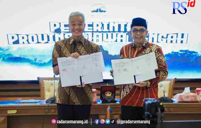 TANDA TANGANI MOU : Gubernur Jateng Ganjar Pranowo menandatangani MoU dengan Direktorat Jenderal (Dirjen) Pajak Kementerian Keuangan Suryo Utomo, di kantor Gubernur Jawa Tengah, Jumat (14/4/2023). (ISTIMEWA)