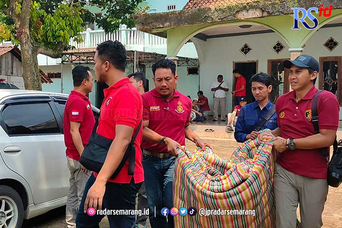 Aparat Polres Batang mengumpulkan barang bukti kasus pencabulan yang melibatkan oknum pengasuh pondok pesantren di Desa Wonosegoro, Kecamatan Bandar, Batang. (RIYAN FADLI/JAWA POS RADAR SEMARANG)