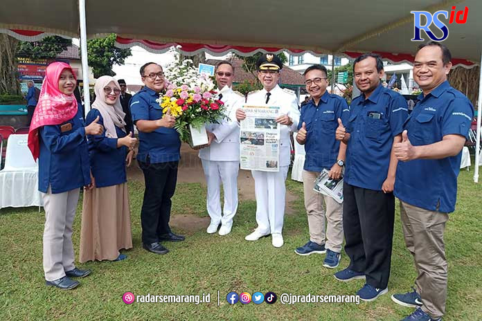 Jajaran pimpinan Jawa Pos Radar Semarang menyampaikan ucapan selamat ulang tahun ke-1117 Kota Magelang kepada Wali Kota dr H Muchamad Nur Aziz  dan Wawali KH M Mansyur. (ROFIK SYARIF GP/JAWA POS RADAR SEMARANG)