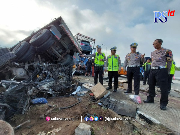 Anggota Polda Jateng dan Polres Boyolali selidiki penyebab pasti kecelakaan di tol Solo-Semarang,Desa/Kecamatan Teras, Kabupaten Boyolali yang tewaskan enam orang, Jumat (14/4/2023)., (RAGIL LISTIYO/RADAR SOLO)