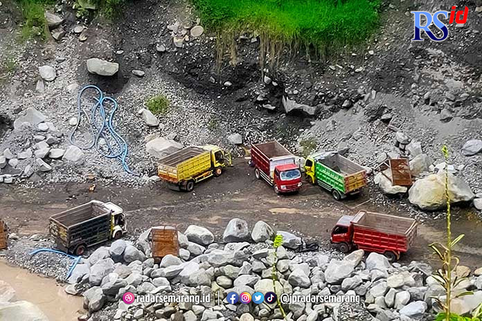 Salah satu lokasi tambang pasir di Kalisenowo, Desa Krinjing, Kecamatan Dukun, Kabupaten Magelang yang dikelola oleh perusahaan tambang Barokah Merapi. (M. IQBAL AMAR/JAWA POS RADAR SEMARANG)
