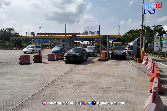 Suasana arus balik di GT Kalikangkung, Selasa pagi (25/4). (FIGUR RONGGO WASSALIM/JAWA POS RADAR SEMARANG)