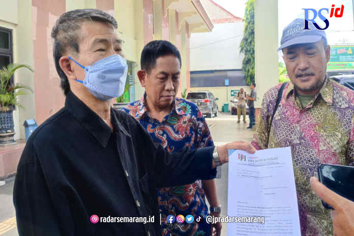 Ketua Umum KSP Intidana Darius Limantara beserta pengurus menghadiri pemanggilan teguran atau annmaning di Pengadilan Negeri Semarang, Senin (3/4). (IDA FADILAH/JAWA POS RADAR SEMARANG)