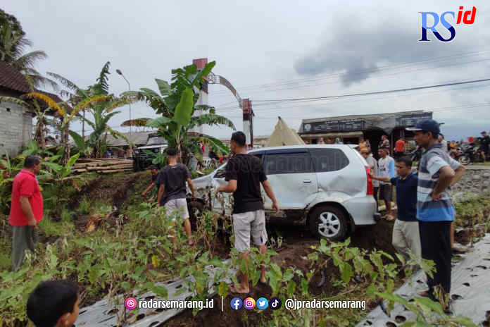 Warga yang hendak mengevakuasi mobil yang jatuh di area pertanian milik warga. (NURFAIK NABHAN/Jawa Pos Radar Semarang)