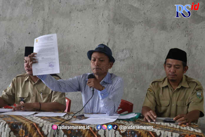 Kades Kandangan (kiri), Kuasa Hukum (tengah), dan Kadus Balekambang (kanan) mengadakan konferensi pers di Aula Kantor Desa Kandangan Senin (17/4). (NURFAIK NABHAN/ Jawa Pos Radar Semarang)