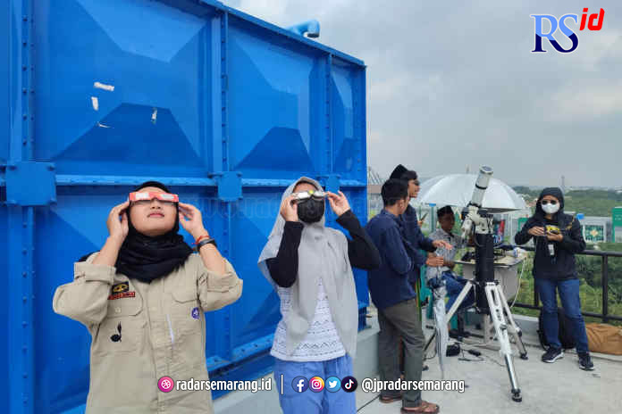 Planetarium UIN Walisongo Semarang melakukan pantauan fenomena gerhana matahari, Kamis (20/4). (IDA FADILAH/JAWA POS RADAR SEMARANG)