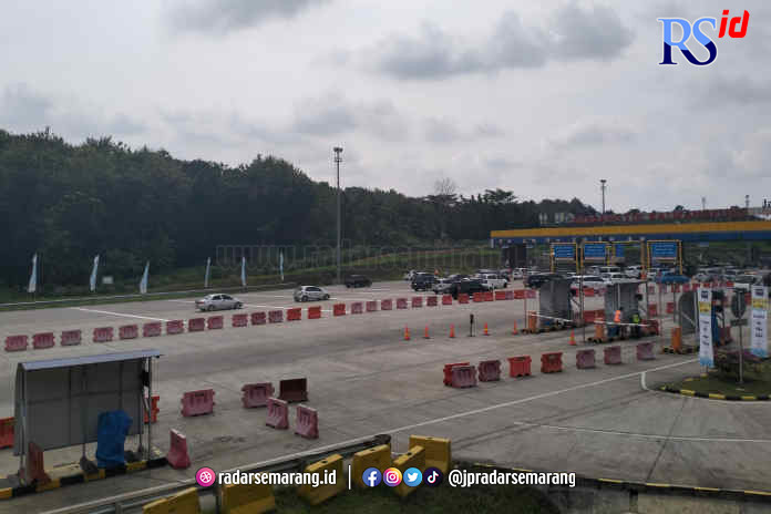 Dokumentasi suasana gerbang tol Kalikangkung Semarang.