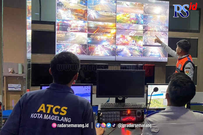 Petugas Dishub Kota Magelang memantau arus lalu lintas dari ruang ATCS. (Istimewa)