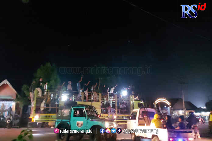 Warga masyarakat melakukan takbir keliling dan melintas di Jalan Pemuda, kawasan Monumen Bamburuncing, Muntilan, Kabupaten Magelang, Jumat, (21/4/2023). (PUPUT PUSPITASARI/JAWA POS RADAR SEMARANG)