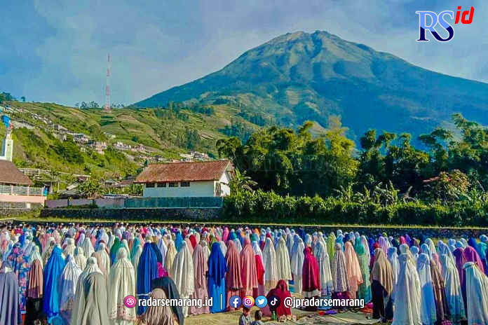 Pemandangan memukau salah satu lokasi Salat Idul Fitri 1444 Hijriyah di Desa Adipuro, Kecamatan Kaliangkrik, Kabupaten Magelang. Desa teratas yang berada di ketinggian 1500 mdpl. (M. IQBAL AMAR/JAWA POS RADAR SEMARANG)
