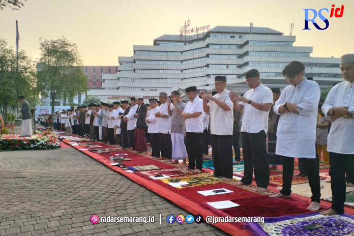Suasana Salat Idul Fitri di Halaman Balai Kota Semarang, Sabtu (22/4). (FIGUR RONGGO WASSALIM/JAWA POS RADAR SEMARANG)
