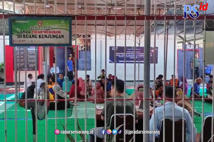 Ratusan pengunjung di Lapas Kendal Kelas IIA nampak mengantre untuk bisa bertemu dengan warga binaan setempat, kemarin (22/4/2023). (BUDI SETIYAWAN/JAWA POS RADAR SEMARANG)