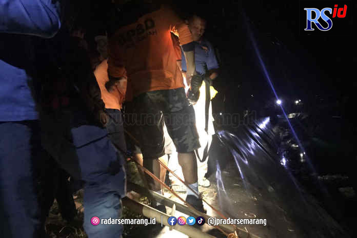 BPBP Kabupaten Temanggung saat berhasil mengevakuasi kedua korban yang tenggelam di dalam embung Selosabrang II, Kecamatan Bejen, Kabupaten Temanggung, Jumat (21/4). (Istimewa)