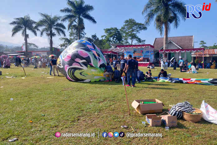 Para peserta Festifal Balon saat mengemas balon udara usai diterbangkan. (ADDIN ALFATH/ JAWA POS RADAR SEMARANG)