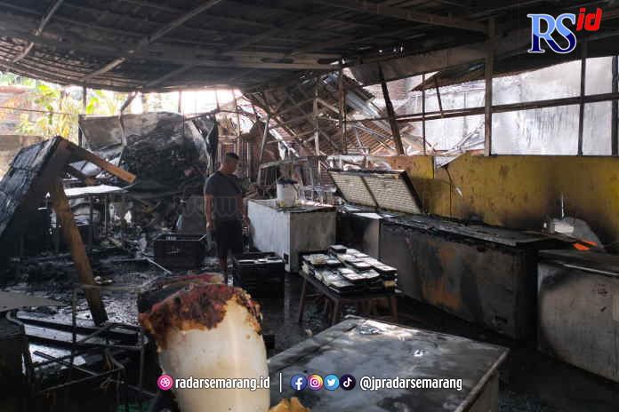 Kios Warung Lamongan Sea Food dan Kios Durian NYOS terbakar akibat korsleting hubungan arus pendek kabel Freezer atau lemari pendingin di Kios Durian NYOS Jalan Soekarno Hatta No 81, Minggu pagi (23/4). (FIGUR RONGGO WASSALIM/JAWA POS RADAR SEMARANG)