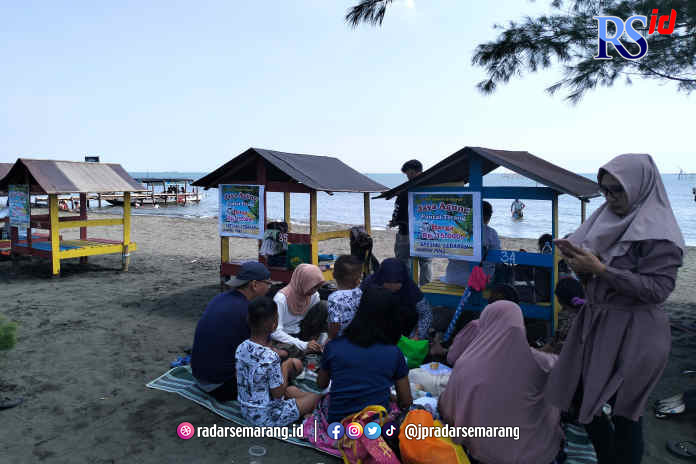 Pantai Tirang Semarang menjadi jujukan pelancong selama libur lebaran kali ini. (FIGUR RONGGO WASSALIM/JAWA POS RADAR SEMARANG)