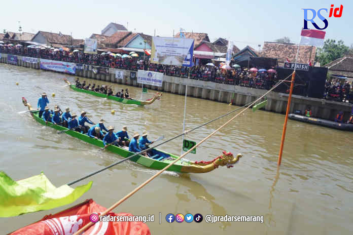 Warga Kabupaten Batang disuguhi hiburan lomba dayung tradisional Minggu (23/4/2023). (Luthfi Hanafi/Jawa Pos Radar Semarang)