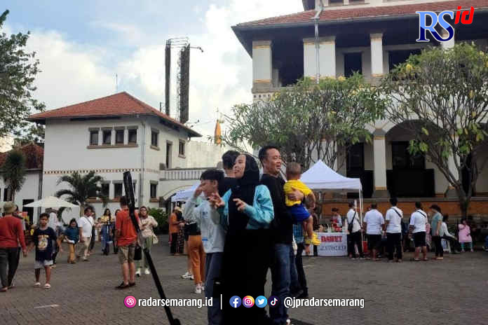Pengunjung Lawang Sewu menikmati wahana video 360 derajat. Lawang Sewu menyediakan wahanan scooter electric. (IDA FADILAH/JAWA POS RADAR SEMARANG)