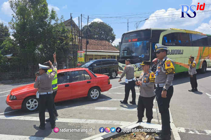 Polisi satuan lalu lintas Polres Semarang saat mengurai kemacatan di Simpang Bawen. Minggu (23/4). (Maria Novena/Jawa Pos Radar Semarang)