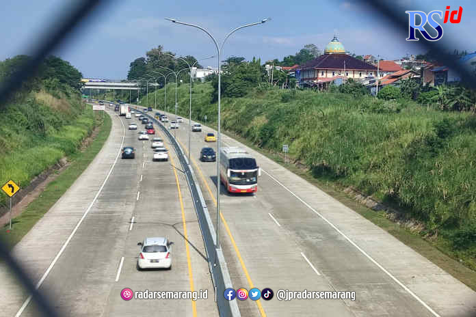 Sejumlah kendaraan melintasi Gerbang Tol Kalikangkung, Minggu (23/4) sore. (IDA FADILAH/JAWA POS RADAR SEMARANG)