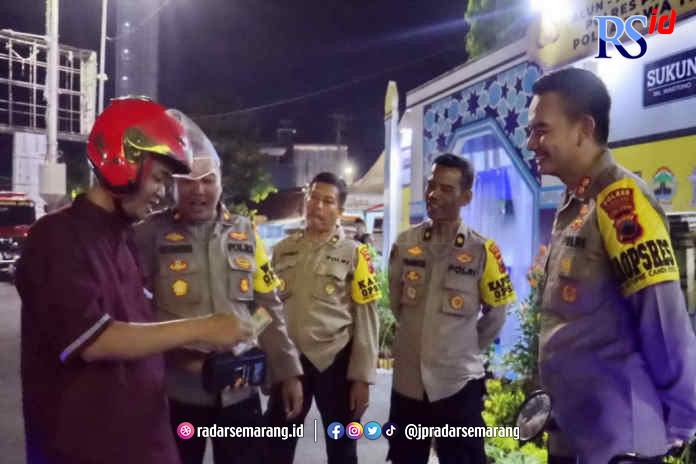 Cahyadi Apriadi, 28, warga Petarukan Kabupaten Pemalang, mengecek barangnya yang sempat hilang usai ditemukan anggota Pos Pam Alun-alun Pemalang, pada Senin malam (24/4). (Istimewa)