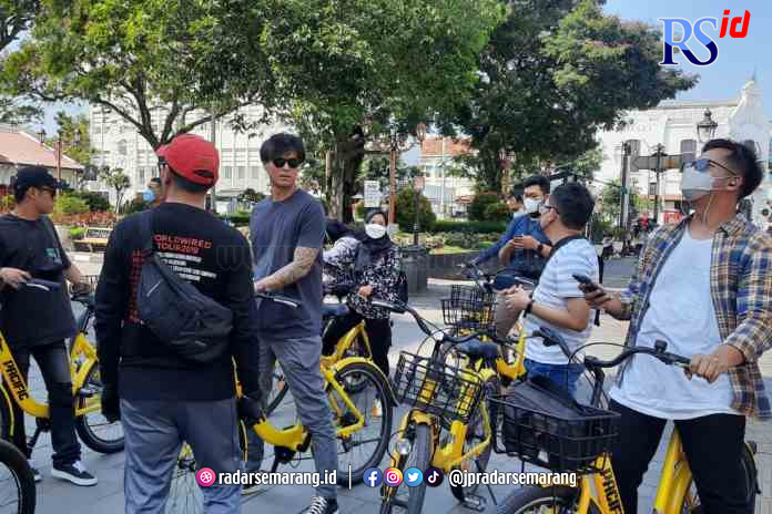 WISATA ASYIK : Sejumlah wisatawan sedang asyik mengeksplor keindahan bangunan tua di kawasan Kota Lama Semarang. (Dok)