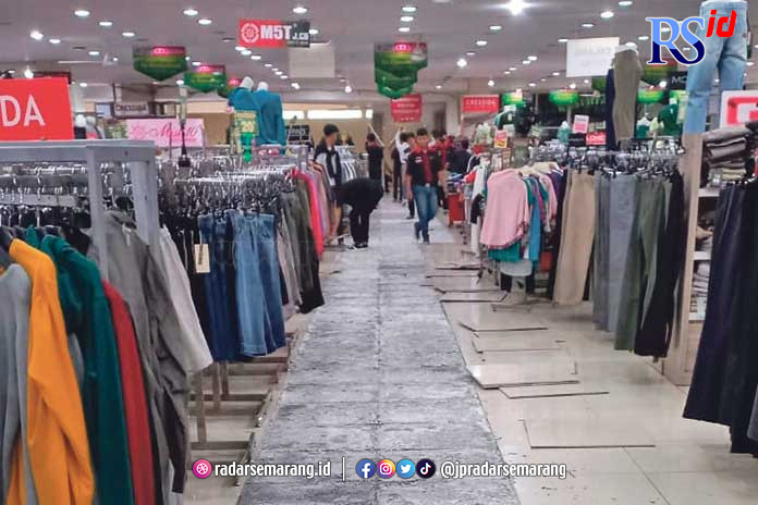 Lantai salah satu swalayan di Temanggung yang retak karena kualitas pemasangan keramik yang kurang baik. (Istimewa)